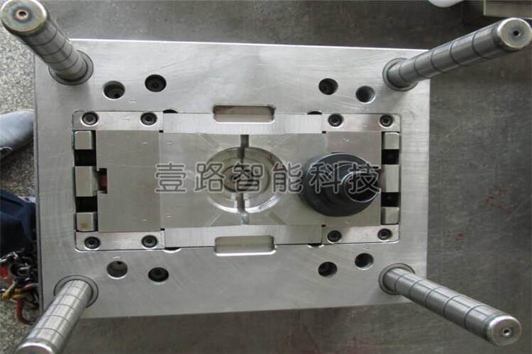 隨著塑膠模具專用化的拓展，以商品形式出現(xiàn)的模架、模板等零件日益增多