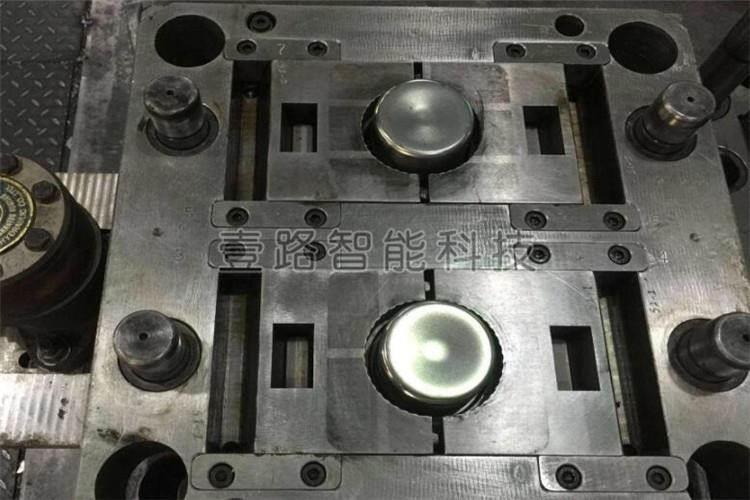 鑲件在注塑模具結(jié)構(gòu)中有多種存在形式，其主要鑲件存在形式有以下二種形式：通孔式、盲孔式