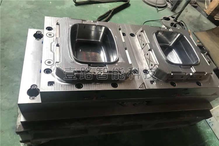精度需求高的塑膠模具需求運用高精度的數(shù)控機床加工，并且模具原料、成形技能都有嚴格需求