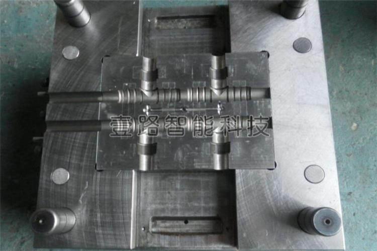 當(dāng)成型機(jī)與塑料注塑模具進(jìn)行配套使用時(shí)，對其溫度有著特定的要求