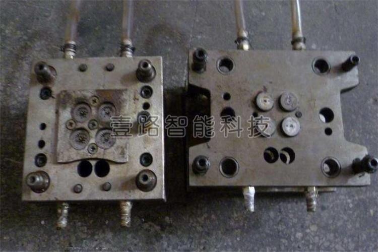 塑膠模具拋光中遇到的較大問(wèn)題就是“拋光過(guò)度”，拋光過(guò)度是指拋光時(shí)間越長(zhǎng)，模具表面質(zhì)量越差
