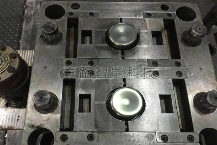 絕大多數(shù)的注塑模具廠都采用H62紫銅或黃銅鋁合金來(lái)生產(chǎn)制造導(dǎo)柱
