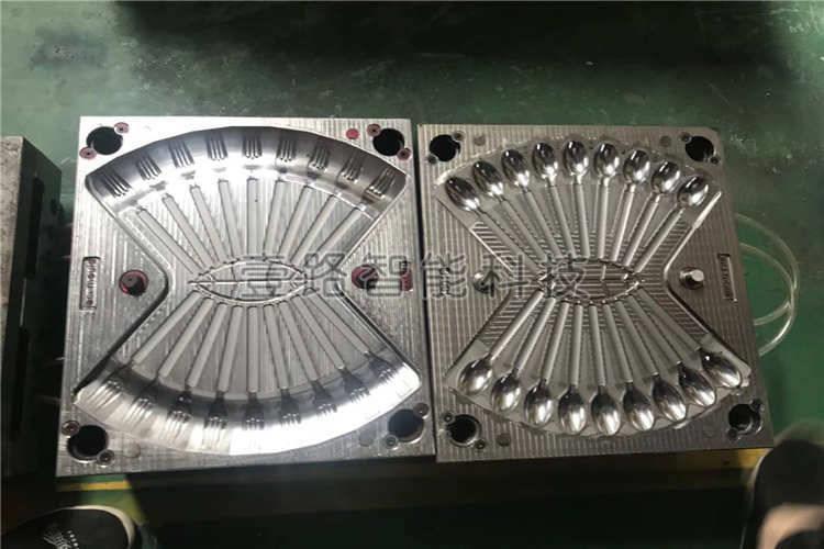 塑膠模具的安裝、塑料制件的型芯、脫模有無問題，注射機(jī)的噴嘴與嘵口套是否正確地接觸