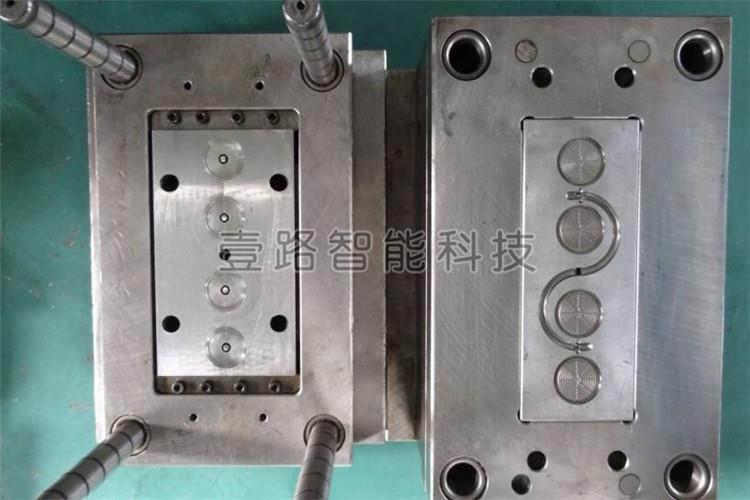 在注塑模具生產(chǎn)過程中，導柱起著重要的導向作用，通過引導動模按順序合模，防止型芯在合模過程發(fā)生損壞