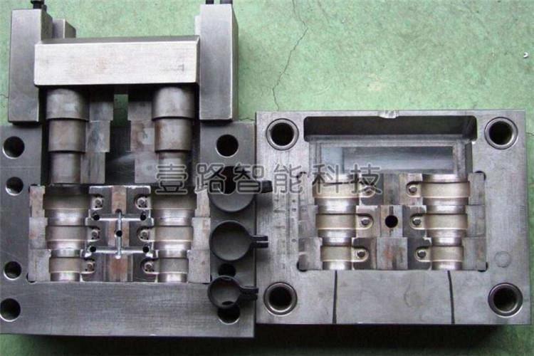 塑膠模具設(shè)計人員在設(shè)計模具時，須綜合考慮工藝條件和材料行為收縮的影響