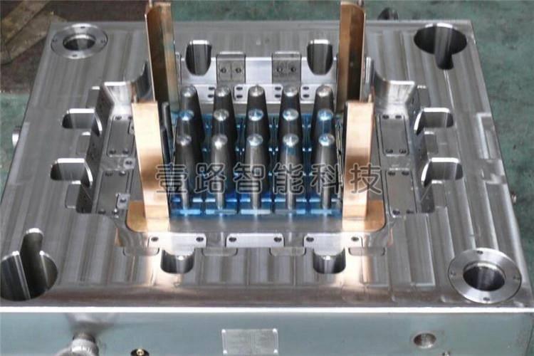 注塑模具質(zhì)量下降會使注塑制品的質(zhì)量也下降，廢品率升高，乃至無法出產(chǎn)出合格的產(chǎn)品