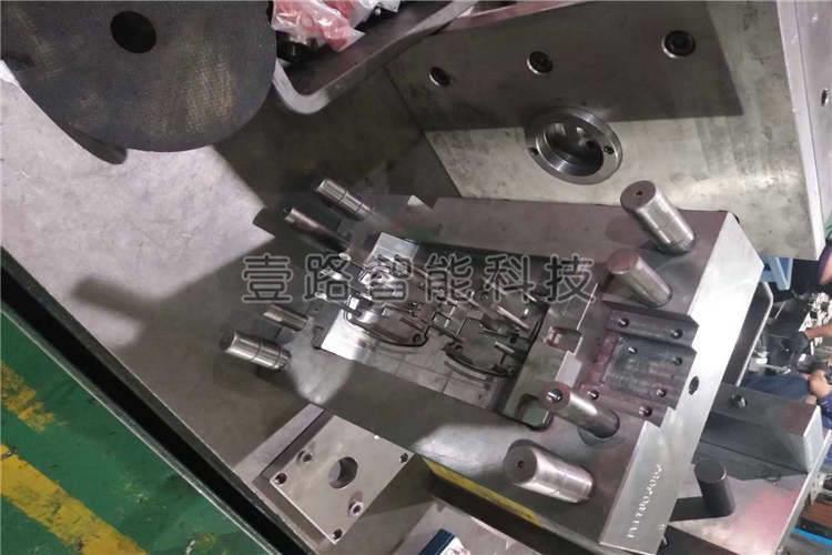 現(xiàn)在注塑模具的尺寸精度要求在IT6-7之上，表面粗糙的程度Ra0.2-0.1μm之間，這也就預(yù)示著注塑模具零件的尺寸要求比較高