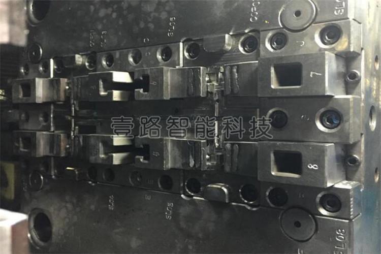 塑膠模具是一種消費塑料制品的工具。它由幾組零件局部構成，這個組合內有成型模腔