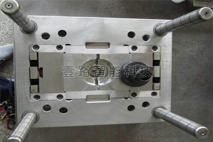 塑膠模具由動(dòng)模和定模兩部分組成，動(dòng)模安裝在注射成型機(jī)的移動(dòng)模板上，定模安裝在注射成型機(jī)的固定模板上