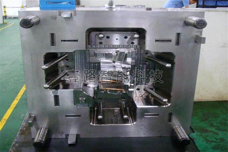 在塑料注塑模具成形全過程中，先將熔化塑膠注入入磨具凹模內，填充完畢后耐磨材料冷卻干固