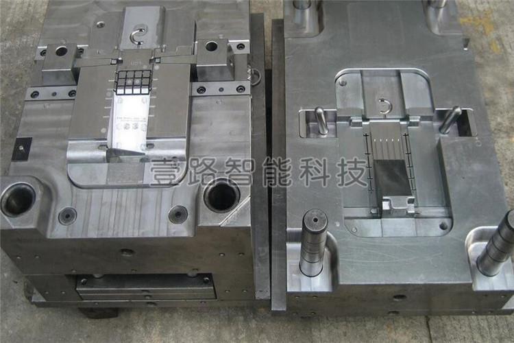 紋的塑件，當(dāng)要求自動(dòng)脫模時(shí)，可在模具上設(shè)置能夠轉(zhuǎn)動(dòng)的螺紋型