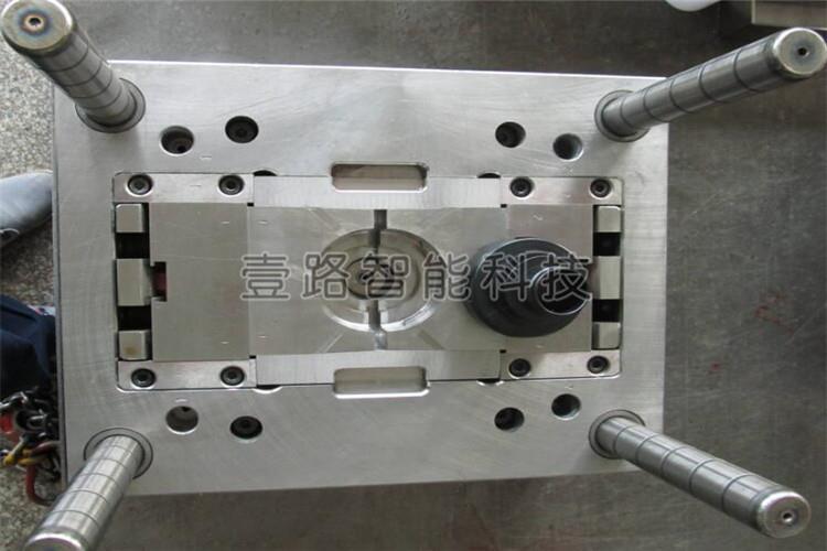 較多的發(fā)生在注塑模具冷卻水管的接頭處，如發(fā)現(xiàn)漏水，應(yīng)在管接頭的螺紋上纏繞密封帶，然后擰緊