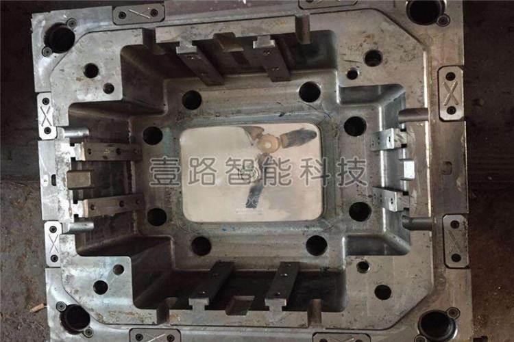 塑料模型腔表面受壓、受熱可引起塑性變形失效