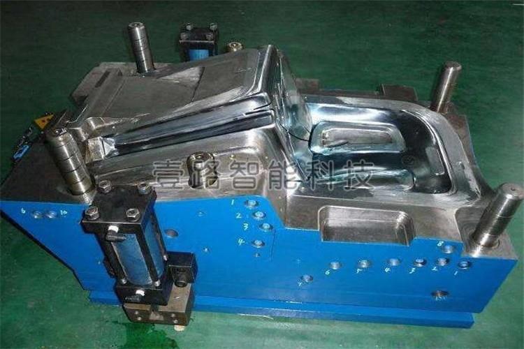 機(jī)械拋光 這種方法在塑料注塑模具生產(chǎn)加工過程中很常見，靠著切削等工藝，令材料表面發(fā)生改變的一種方法