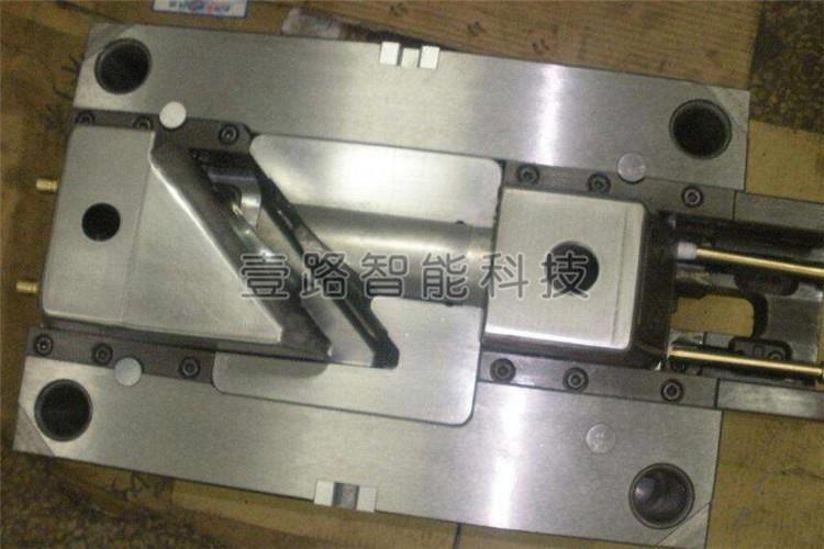 塑料注塑是塑料制品的一種方法，將熔融的塑料利用壓力注進(jìn)塑料制品模具中，冷卻成型得到想要各種塑料件。