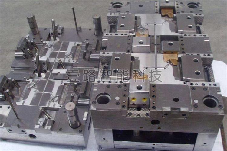 塑膠模具一種用作壓塑、擠塑、注射、吹塑和低塑膠成型的組合式塑料模具